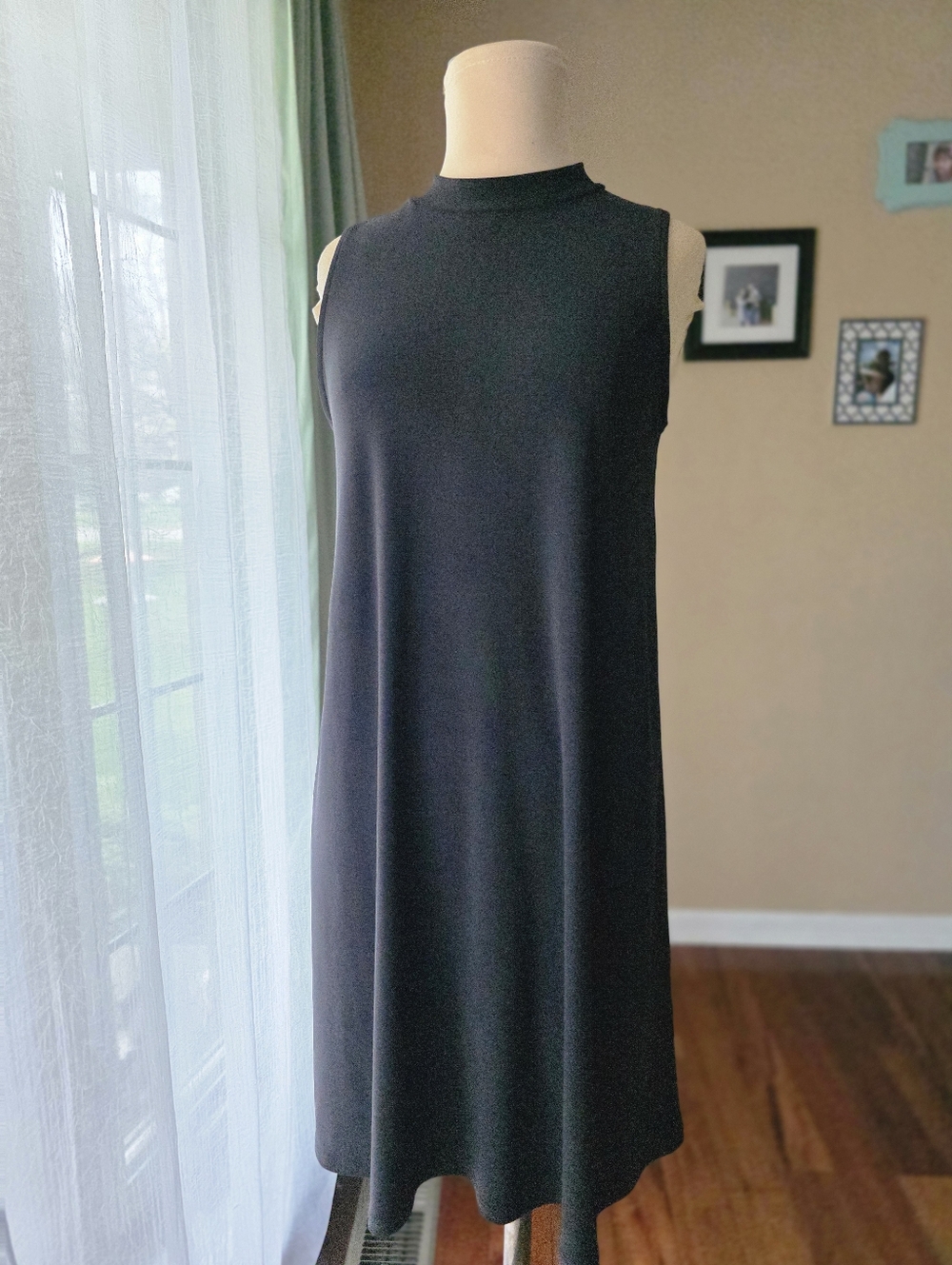 Tiana B Mockneck Sleeveless Swing Shift‎ Dress Classic Black Women's Size 6 Midi